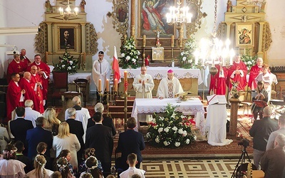 Wierni szczelnie wypełnili świątynię. W dziękczynieniu wzięli udział także zaproszeni kapłani.