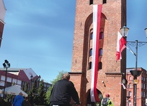 W Święto Flagi Narodowej jak co roku na Bramie Targowej zawisła kilkudziesięciometrowa biało-czerwona chorągiew.