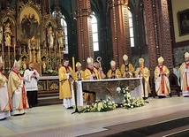 Msza św. z okazji złotego jubileuszu kapłaństwa bp. J. Kopca w katedrze w  Gliwicach.