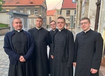 Klerycy, którzy odwiedzili parafię Aniołów Stróżów w Wałbrzychu.