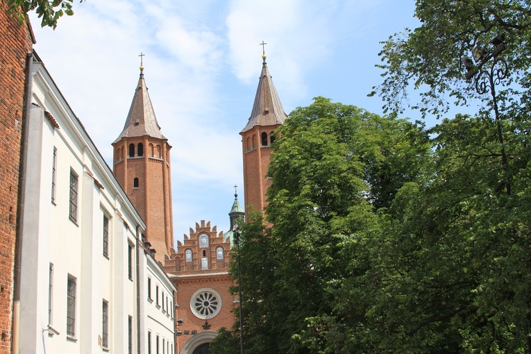 Opactwo Pobenedyktyńskie (siedziba Kurii Diecezjalnej Płockiej), w głębi bazylika katedralna w Płocku.