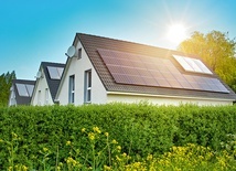 Dzięki instalacji solarnej i fotowoltaicznej  można obniżyć rachunki  za ciepłą wodę i prąd.