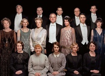 Zbiorowy portret głównych bohaterów serialu. W środku arystokraci, w górnym i dolnym rzędzie ważniejsze osoby spośród służby.