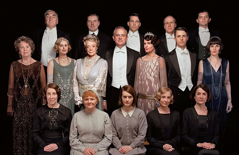 Zbiorowy portret głównych bohaterów serialu. W środku arystokraci, w górnym i dolnym rzędzie ważniejsze osoby spośród służby.