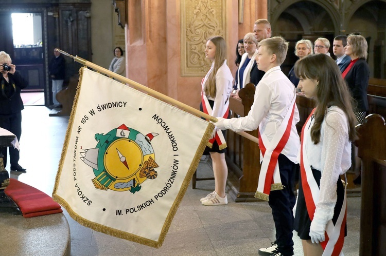 Świdnica. Poświęcenie sztandaru SP 105