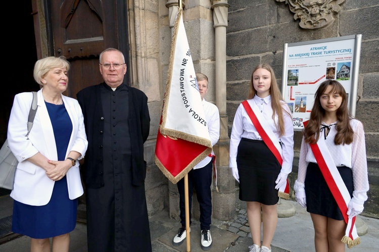 Świdnica. Poświęcenie sztandaru SP 105