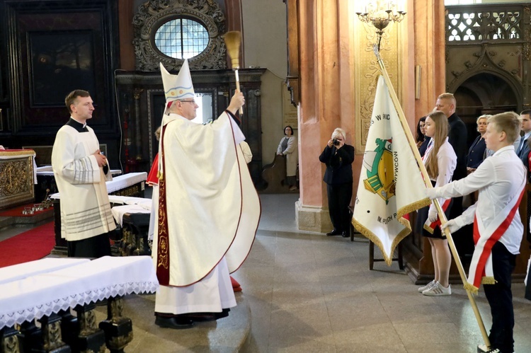 Świdnica. Poświęcenie sztandaru SP 105