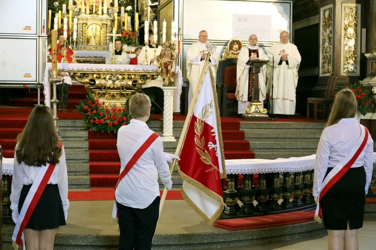 Świdnica. Poświęcenie sztandaru SP 105