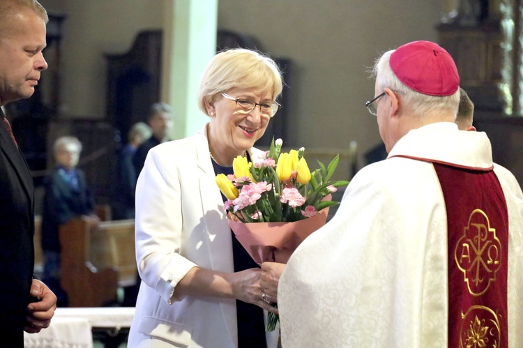 Świdnica. Poświęcenie sztandaru SP 105