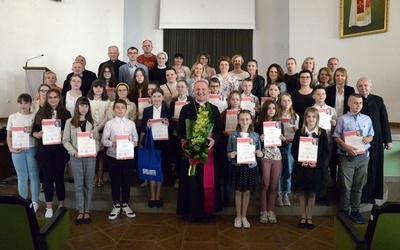 Na koniec uczestnicy, opiekunowie i organizatorzy konkursu stanęli do wspólnej fotografii z bp. Markiem Solarczykiem.