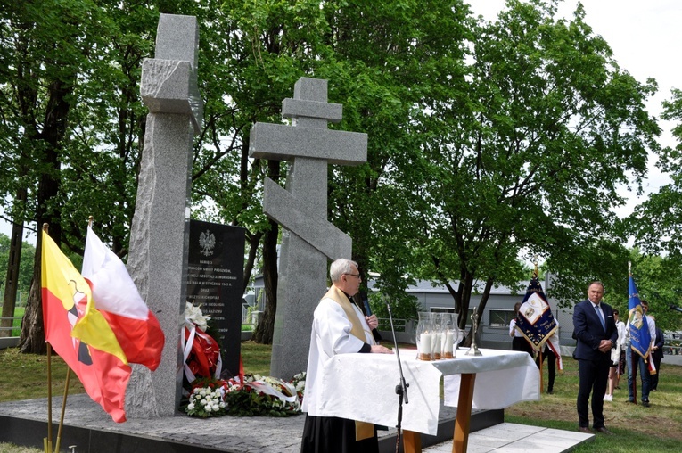 Odsłonięcie i poświęcenie pomnika ofiar II wojny światowej w Folwarku