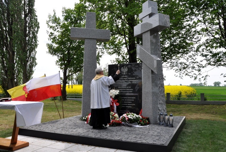 Odsłonięcie i poświęcenie pomnika ofiar II wojny światowej w Folwarku