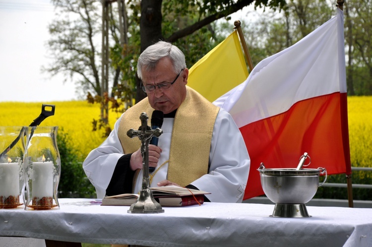 Odsłonięcie i poświęcenie pomnika ofiar II wojny światowej w Folwarku