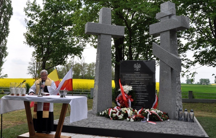 Odsłonięcie i poświęcenie pomnika ofiar II wojny światowej w Folwarku