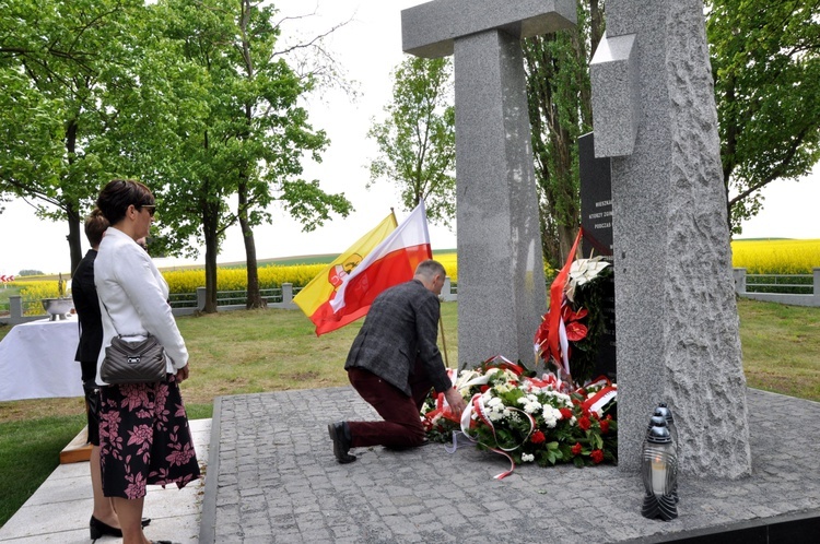 Odsłonięcie i poświęcenie pomnika ofiar II wojny światowej w Folwarku