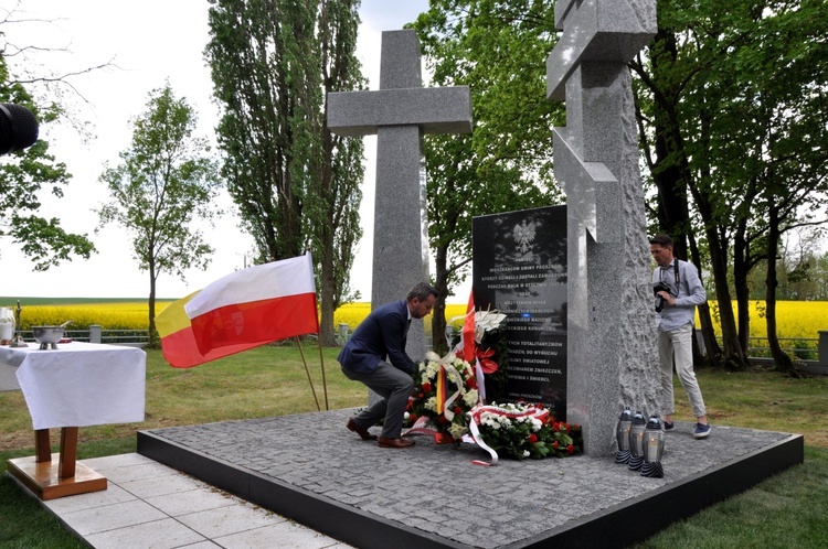 Odsłonięcie i poświęcenie pomnika ofiar II wojny światowej w Folwarku