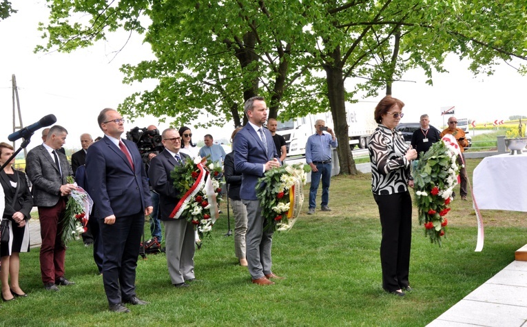 Odsłonięcie i poświęcenie pomnika ofiar II wojny światowej w Folwarku