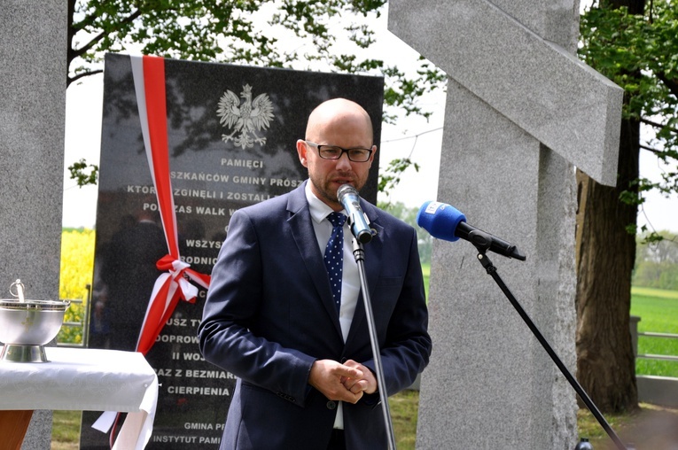 Odsłonięcie i poświęcenie pomnika ofiar II wojny światowej w Folwarku
