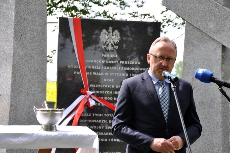 Odsłonięcie i poświęcenie pomnika ofiar II wojny światowej w Folwarku