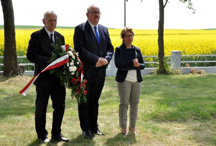 Odsłonięcie i poświęcenie pomnika ofiar II wojny światowej w Folwarku