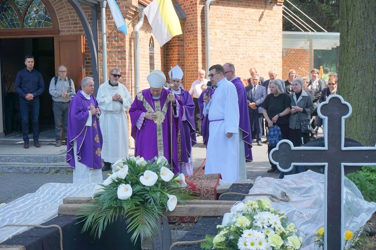 Pogrzeb werbisty o. Huberta Lupy, "proboszcza" oazowiczów