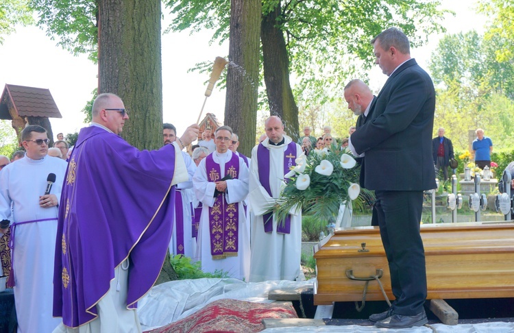 Pogrzeb werbisty o. Huberta Lupy, "proboszcza" oazowiczów