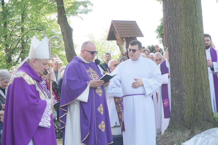 Pogrzeb werbisty o. Huberta Lupy, "proboszcza" oazowiczów