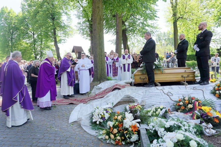 Pogrzeb werbisty o. Huberta Lupy, "proboszcza" oazowiczów