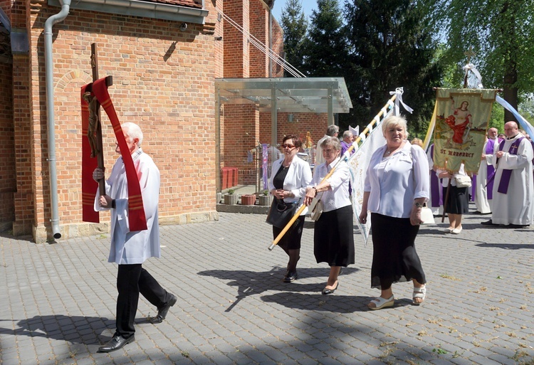 Pogrzeb werbisty o. Huberta Lupy, "proboszcza" oazowiczów