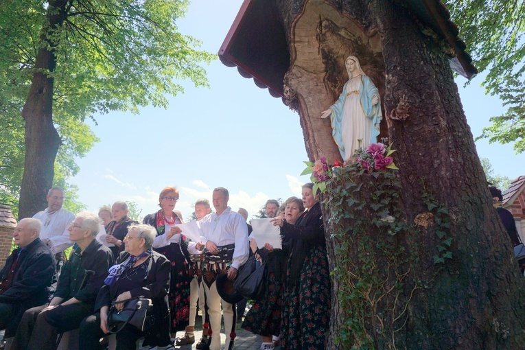 Pogrzeb werbisty o. Huberta Lupy, "proboszcza" oazowiczów