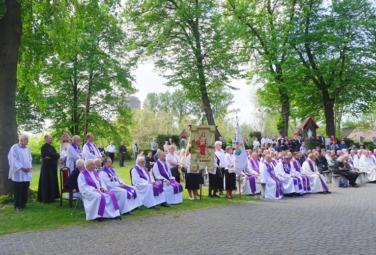 Pogrzeb werbisty o. Huberta Lupy, "proboszcza" oazowiczów