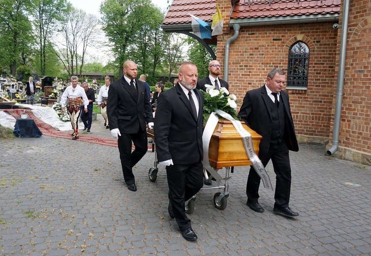 Pogrzeb werbisty o. Huberta Lupy, "proboszcza" oazowiczów