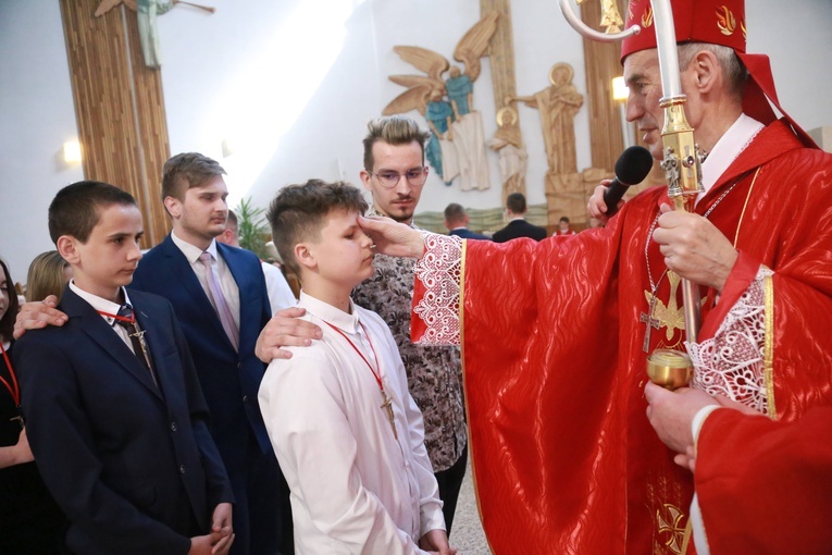 Bierzmowanie w Łękach Górnych