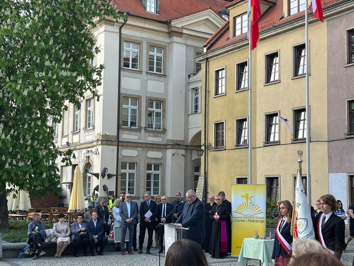 Jubileuszowy apel na Placu Ratuszowym