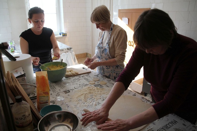 Tak się lepi ukraińskie pierogi w wapienickiej Klimczokówce