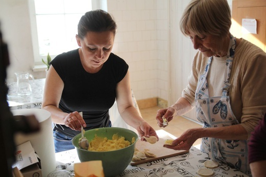 Tak się lepi ukraińskie pierogi w wapienickiej Klimczokówce