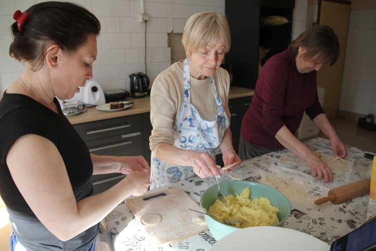 Tak się lepi ukraińskie pierogi w wapienickiej Klimczokówce