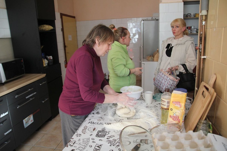 Tak się lepi ukraińskie pierogi w wapienickiej Klimczokówce