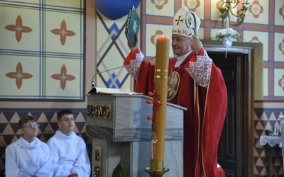 Bp Artur Ważny głosi homilię w kościele pw. św. Wawrzyńca w Nowym Sączu Biegonicach.