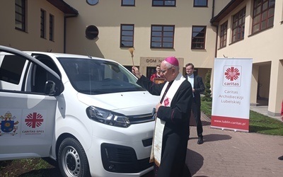 Auto poświęcił abp Stanisław Budzik.