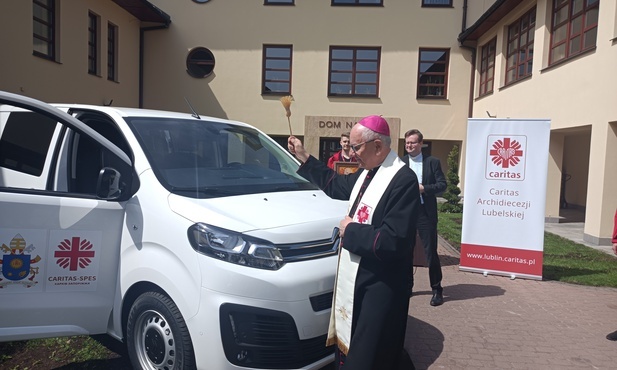 Auto poświęcił abp Stanisław Budzik.