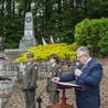Burmistrz gminy Marek Fedoruk pod pomnikiem Ułanów mówił o wartościach, którymi kieruje się każdy patriota.