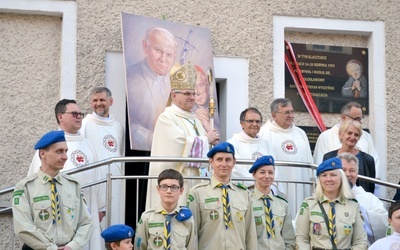 Wspólne zdjęcie z grupą Skautów Króla i innych gości polanickiego sanktuarium.