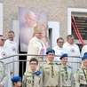 Wspólne zdjęcie z grupą Skautów Króla i innych gości polanickiego sanktuarium.