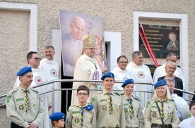 Wspólne zdjęcie z grupą Skautów Króla i innych gości polanickiego sanktuarium.