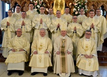 Nowo wyświęceni z biskupem Piotrem oraz zarządem seminarium z lat ich formacji.