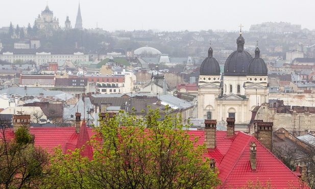 Kościelne wieże nad Lwowem