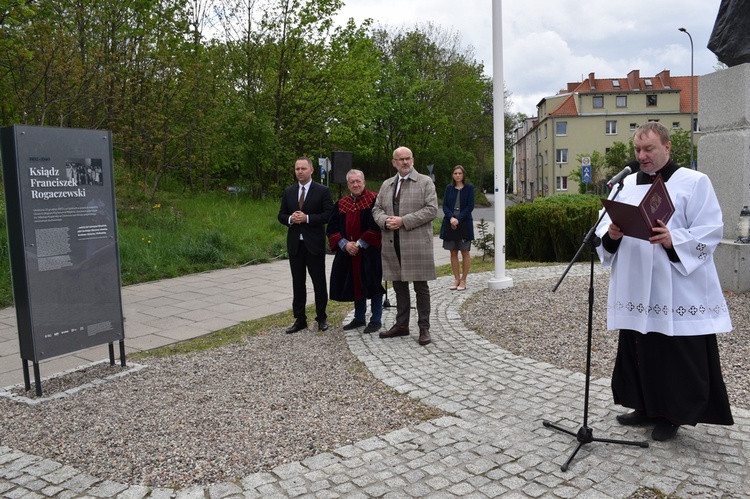 Tablica upamiętniająca bł. ks. Rogaczewskiego