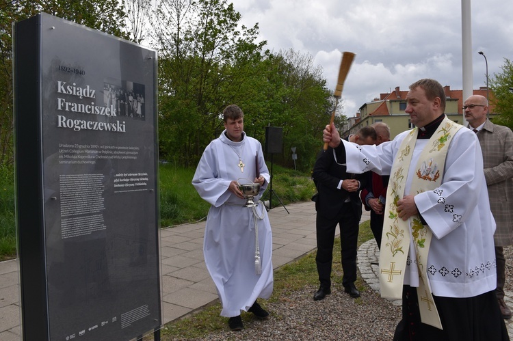 Tablica upamiętniająca bł. ks. Rogaczewskiego