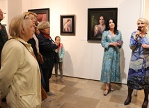Po wystawie "Kobieta - współczesne artystki i artyści pamięci Anny Bilińskiej" oprowadzały (od prawej) Małgorzata Ziewiecka, jej kuratorka, i Ilona Pulnar-Ferdjani.